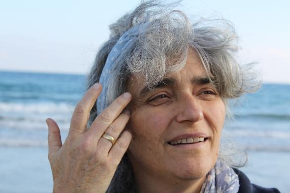 A headshot of Jo Willis standing on the beach